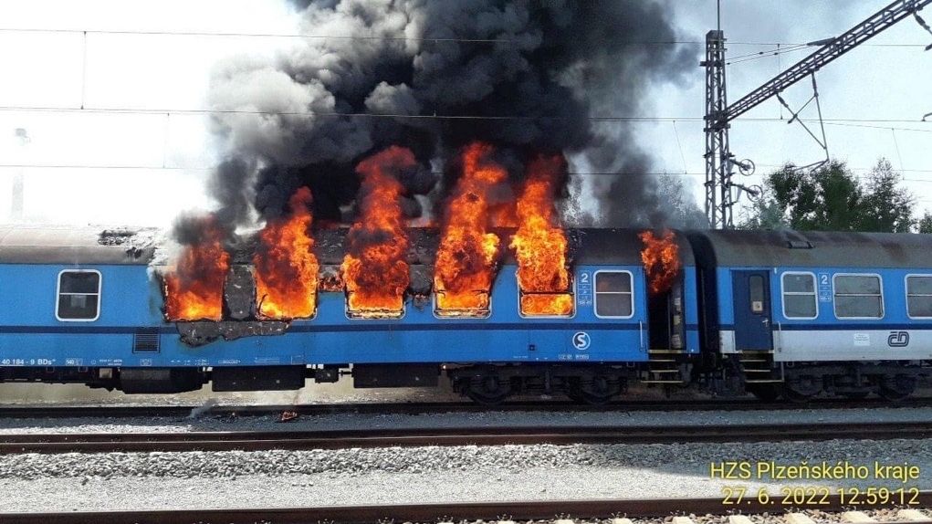 Na nádraží v Plzni hořel vlak, plameny šlehaly z oken